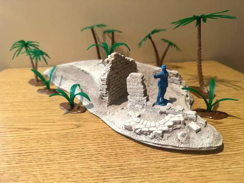 Conte: Oasis with damaged building plus a Set of Marx Palm Trees and ferns